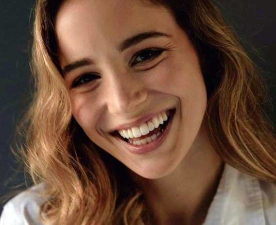 alba-baptista-hollywood-smile